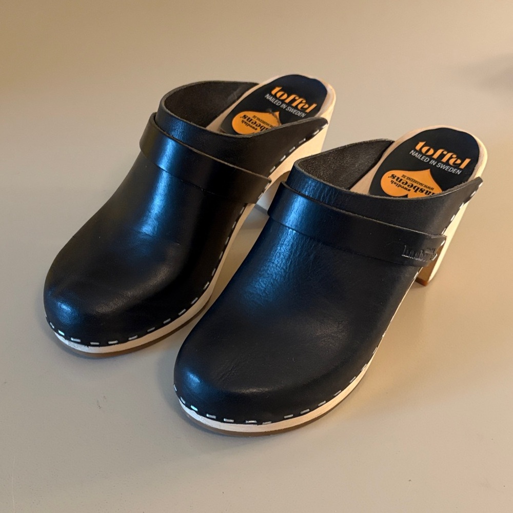 Swedish Hasbeen Toffle Slip-in Classic Black Leather Clogs